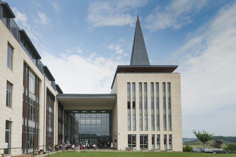 Nem csökkentik a tandíjat, felváltva járnak be az egyetemre