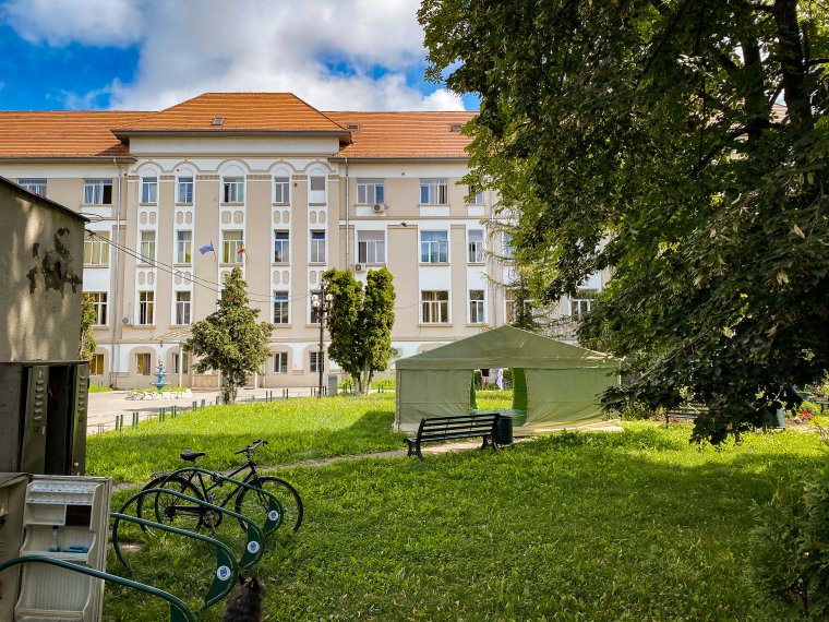 Csak a fertőzöttek fogadására alkalmas egységgé alakítják át a Maros Megyei Klinikai Kórház egyik épületét