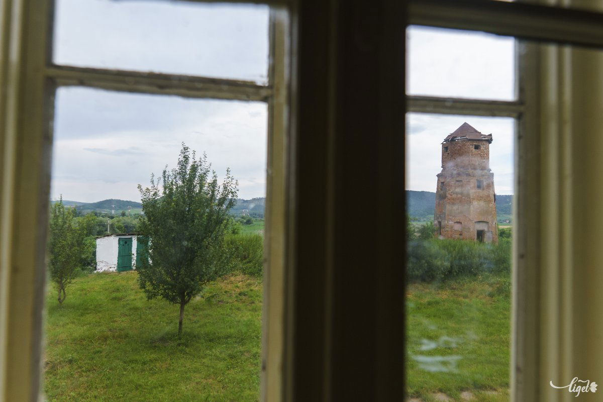 A víztorony az egyik ablakból •  Fotó: Haáz Vince