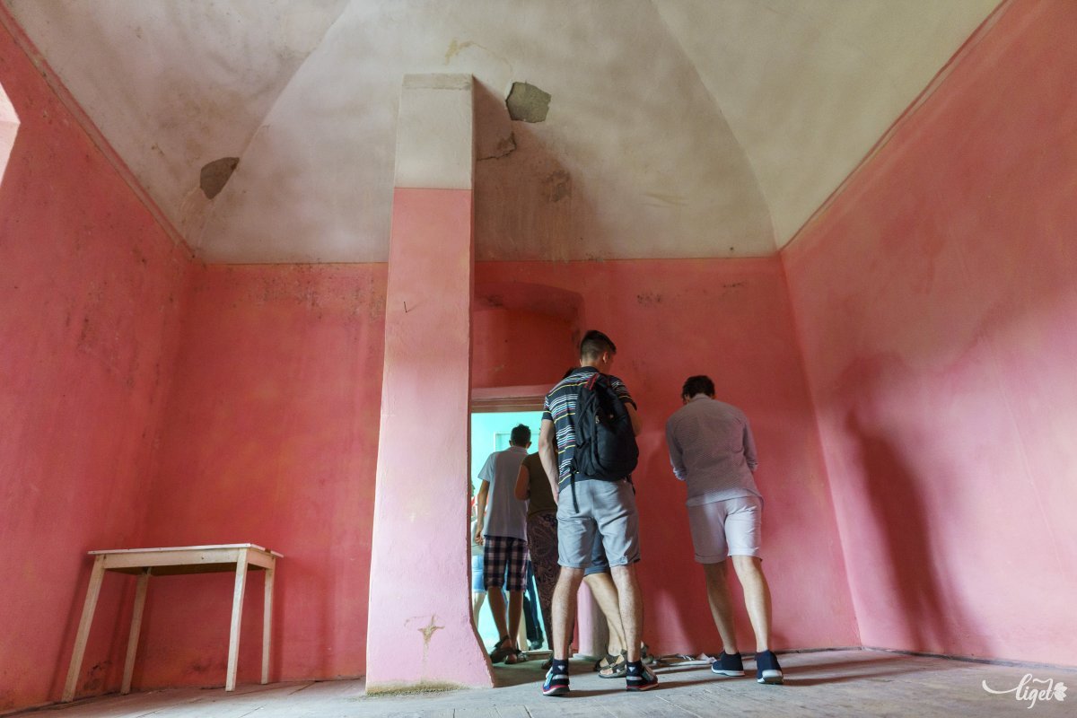 Szükséglakás volt itt egykor, a lakók a saját ízlésük szerint festették a falakat •  Fotó: Haáz Vince