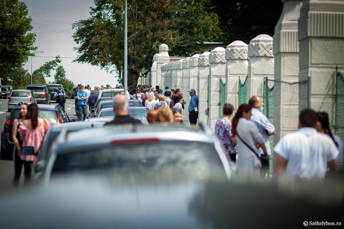 A kerítésen kívül izgultak a szülők a felvételi vizsga ideje alatt •  Fotó: Rab Zoltán