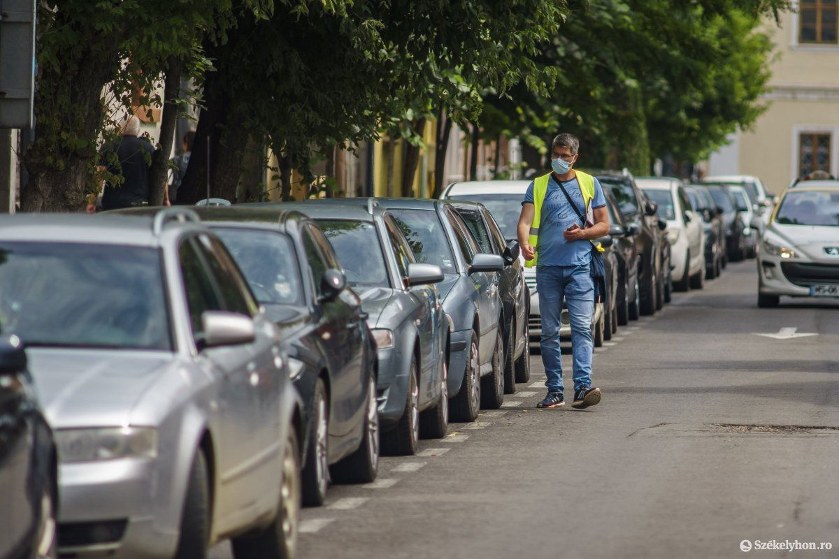 A belvárosban naponta többször ellenőrzik az állomásozó autókat. Szeptember elsejétől változnak a díjak, többet kell fizetni a parkolásért •  Fotó: Haáz Vince