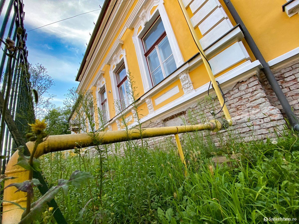 Marosvásárhelyen számos műemlék épületen ott „díszelegnek” a sárga csövek •  Fotó: Rab Zoltán