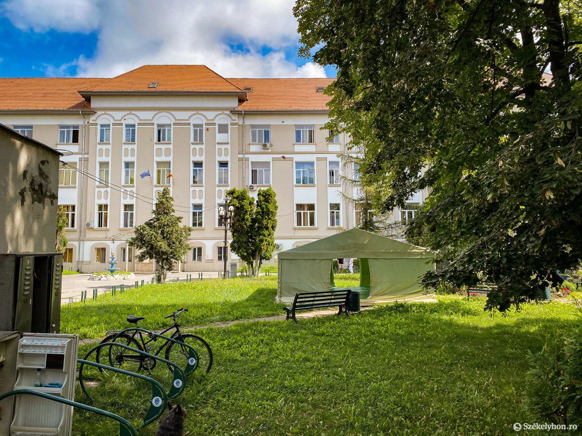 Az Eminescu ház mögötti kórházat átszervezték, főként csak koronavírusos betegeket fogad. •  Fotó: Rab Zoltán