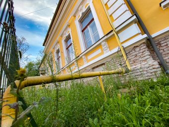 Gázvezetékektől kapnak „sárgaságot” az épületek – a gázvállalat régi beidegződéseitől kell óvni a műemlékeket