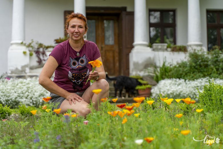 Csíki Emese biogazdász, a szentábrahámi gyógynövénykert tulajdonosa •  Fotó: Haáz Vince