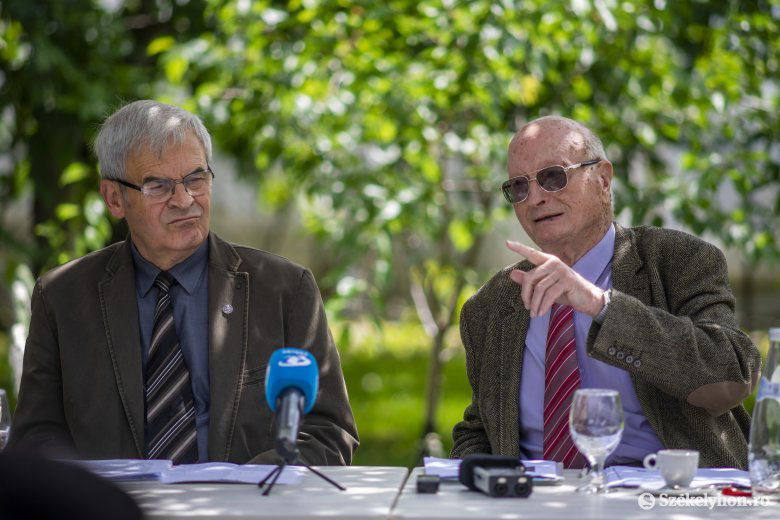 Tőkés László és Kincses Előd egy marosvásárhelyi sajtótájékoztatón.
Az egykori jogi védelem életre szóló barátsággá alakult •  Fotó: Haáz Vince