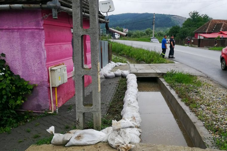 Homokzsákokkal küzdenek az árvíz ellen a Kis-Küküllő mentén