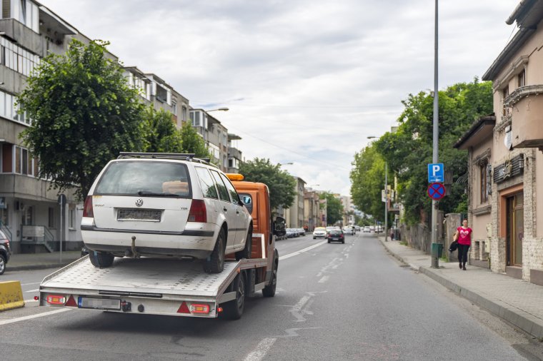 Elvontatják az évek óta közterületen parkoló autókat