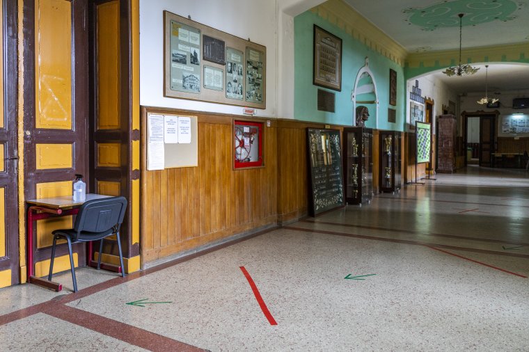 Felmérés: a tanügyi alkalmazottak több mint fele nem oltatná be magát a Covid-19 ellen