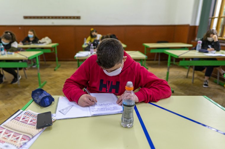 Iskolai maszkviselés: mindenki mást mond arról, hogy kinek kellene megvásárolnia