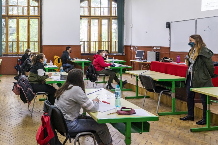 Tanügyminiszter: a 2,9 millió diákból 1,4 millió térhet vissza az iskolapadokba a második félévtől