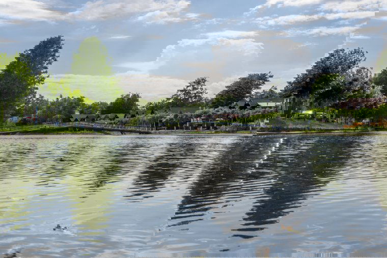 „Úszó” színház és mozi Árkoson