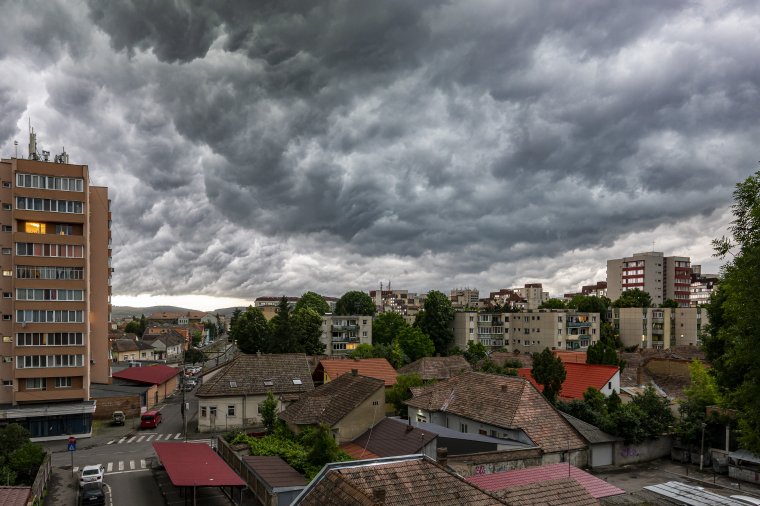 Viharos időjárás lesz hétfő estig az egész országban