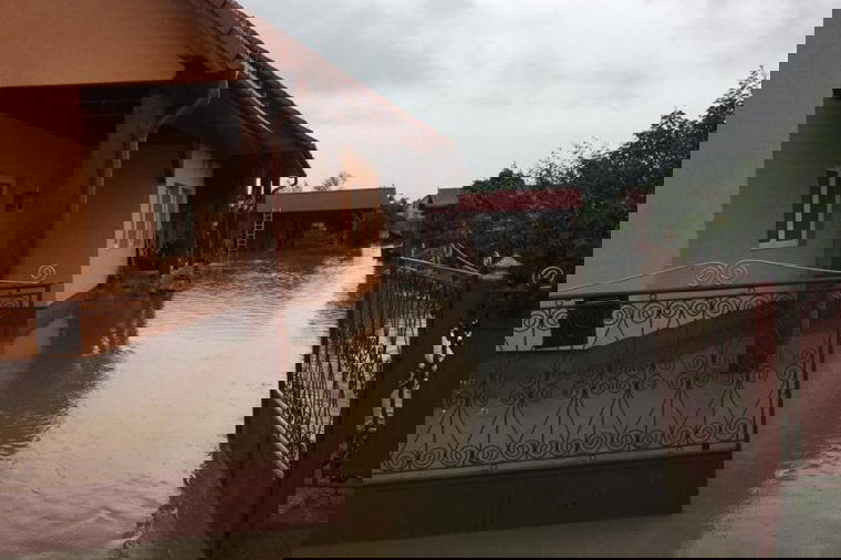 Száz gazdaság víz alatt, folyamatosan zuhog az eső