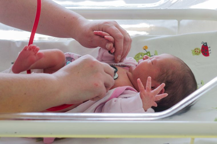 Az omikron miatt nagyobb a kockázata, hogy a kismama átadja a vírust az újszülöttnek