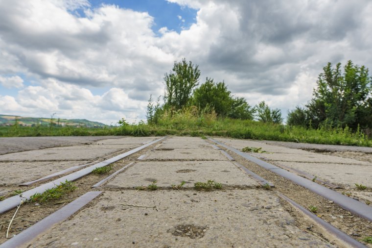 Akadályok a kisvasút menti biciklisáv előtt, de nem mondanak le róla