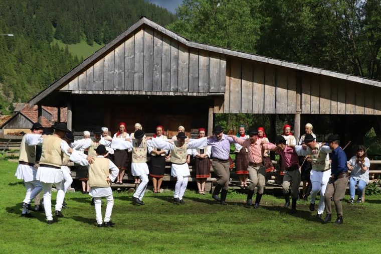 A Maros Művészegyüttes és a Hargita Nemzeti Székely Népi Együttes is újrakezdte a tevékenységét