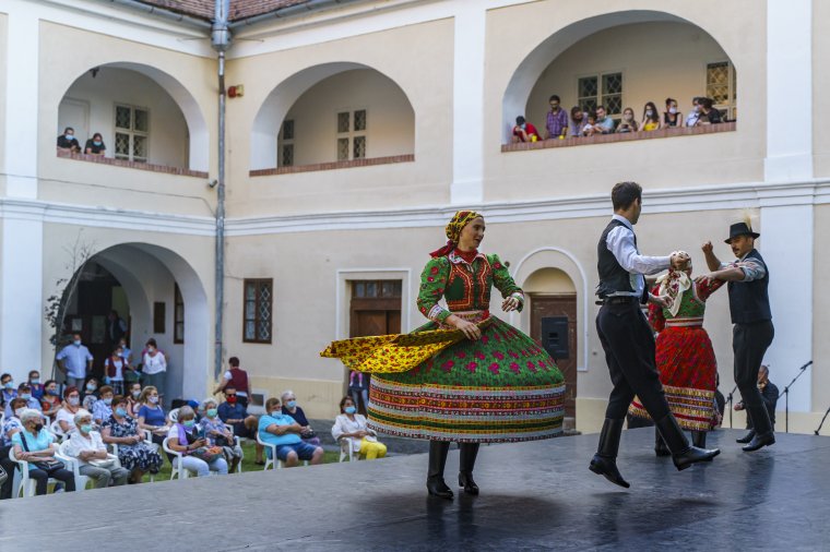 Petőfi előtt tiszteleg a Maros Művészegyüttes