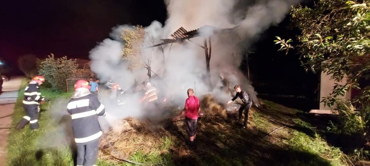 Ezer szalmabála égett el