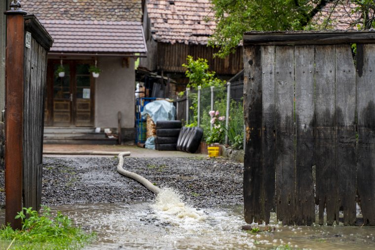 Húsz megyében kellett közbelépniük a tűzoltóknak a viharkárok miatt