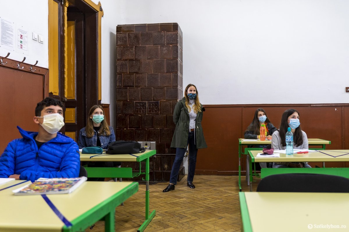 Így fog kinézni egy tanóra, ha zöld forgatókönyvvel kezdődik a tanév az adott iskolában. Képünk illusztráció • Fotó: Haáz Vince