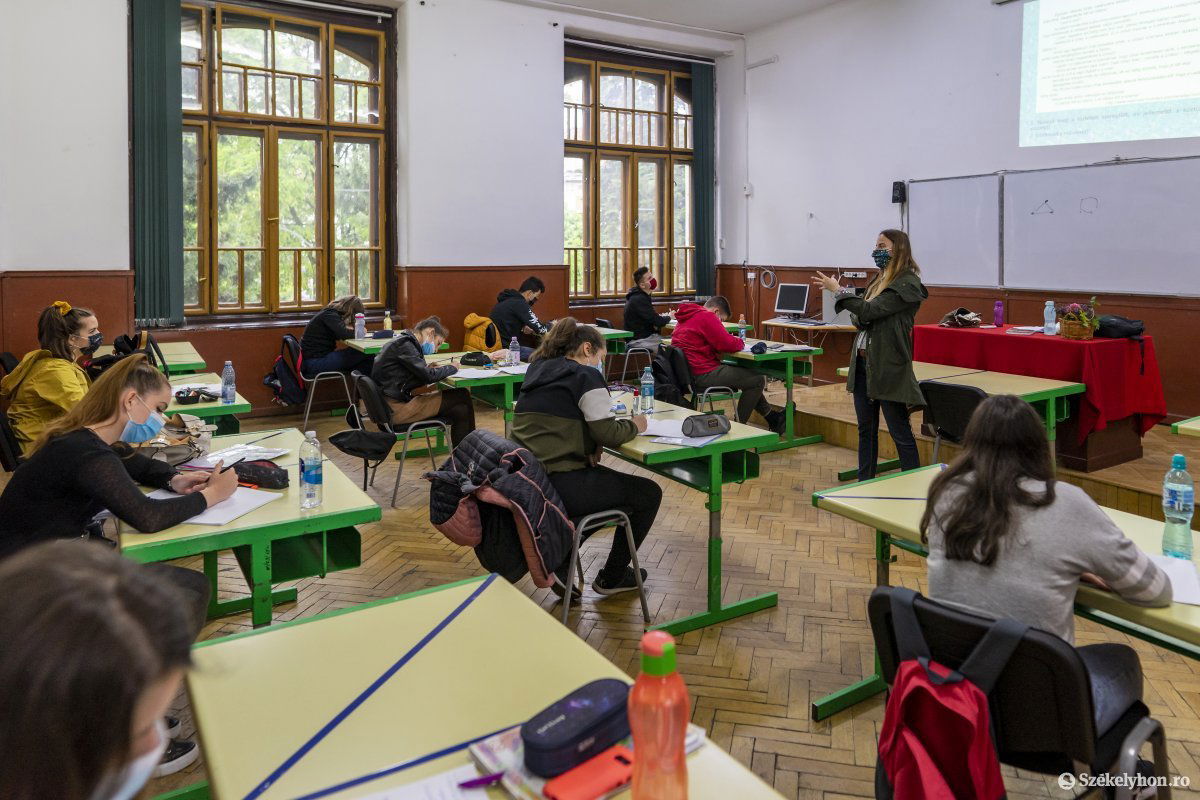 Kötelező a távolságtartás. Felkészítő óra a marosvásárhelyi Bolyai Farkas Elméleti Líceumban &bullet;  Fotó: Haáz Vince