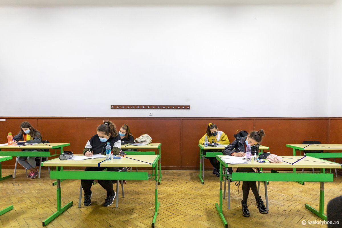 Fejtörő. Mindenkinek előnye származna abból, ha a diákoknak a saját profiljuk tantárgyaira kellene nagyobb hangsúlyt fektetniük •  Fotó: Haáz Vince