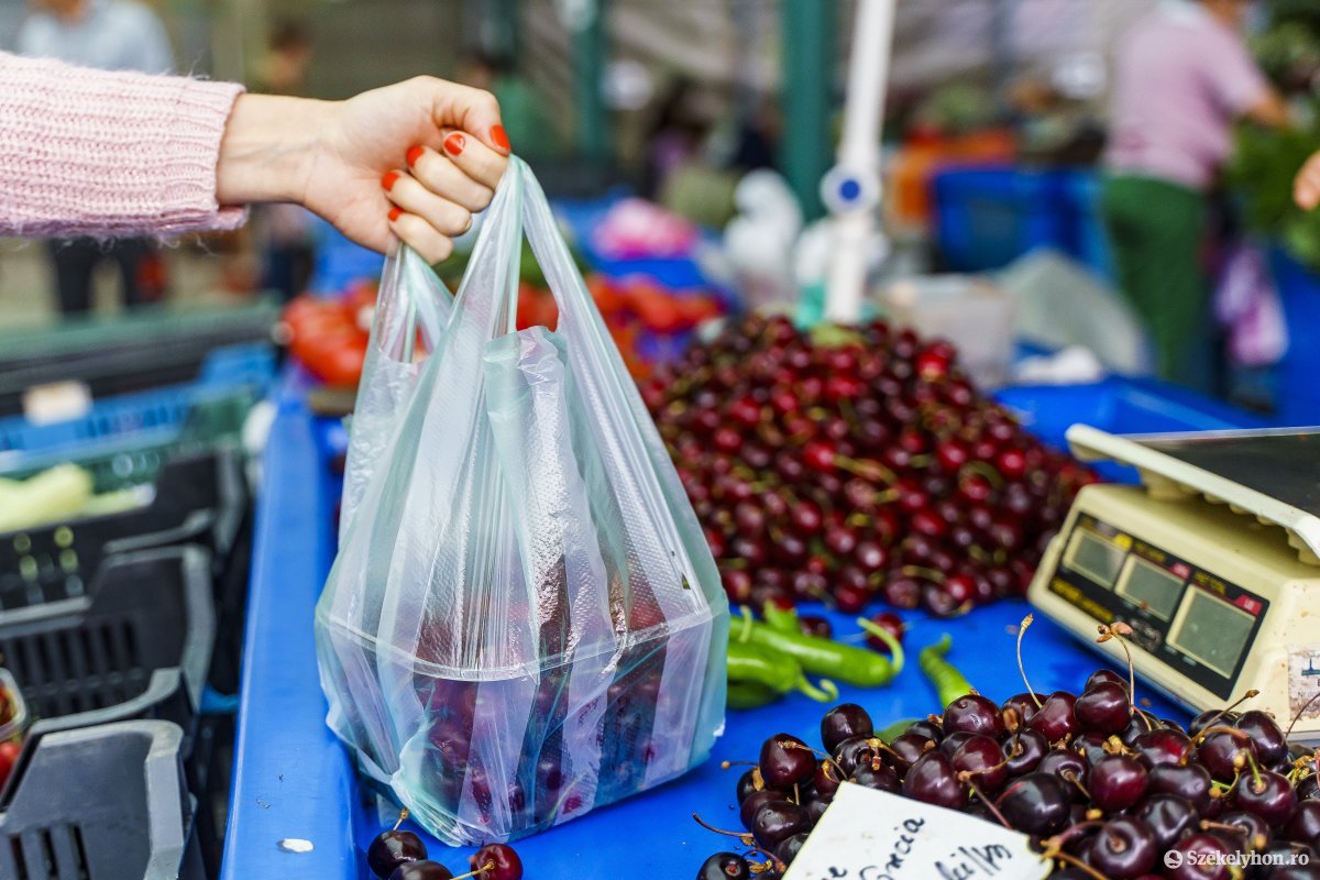 Görög cseresznye a marosvásárhelyi piacon. 16 lej kilója &bullet;  Fotó: Haáz Vince