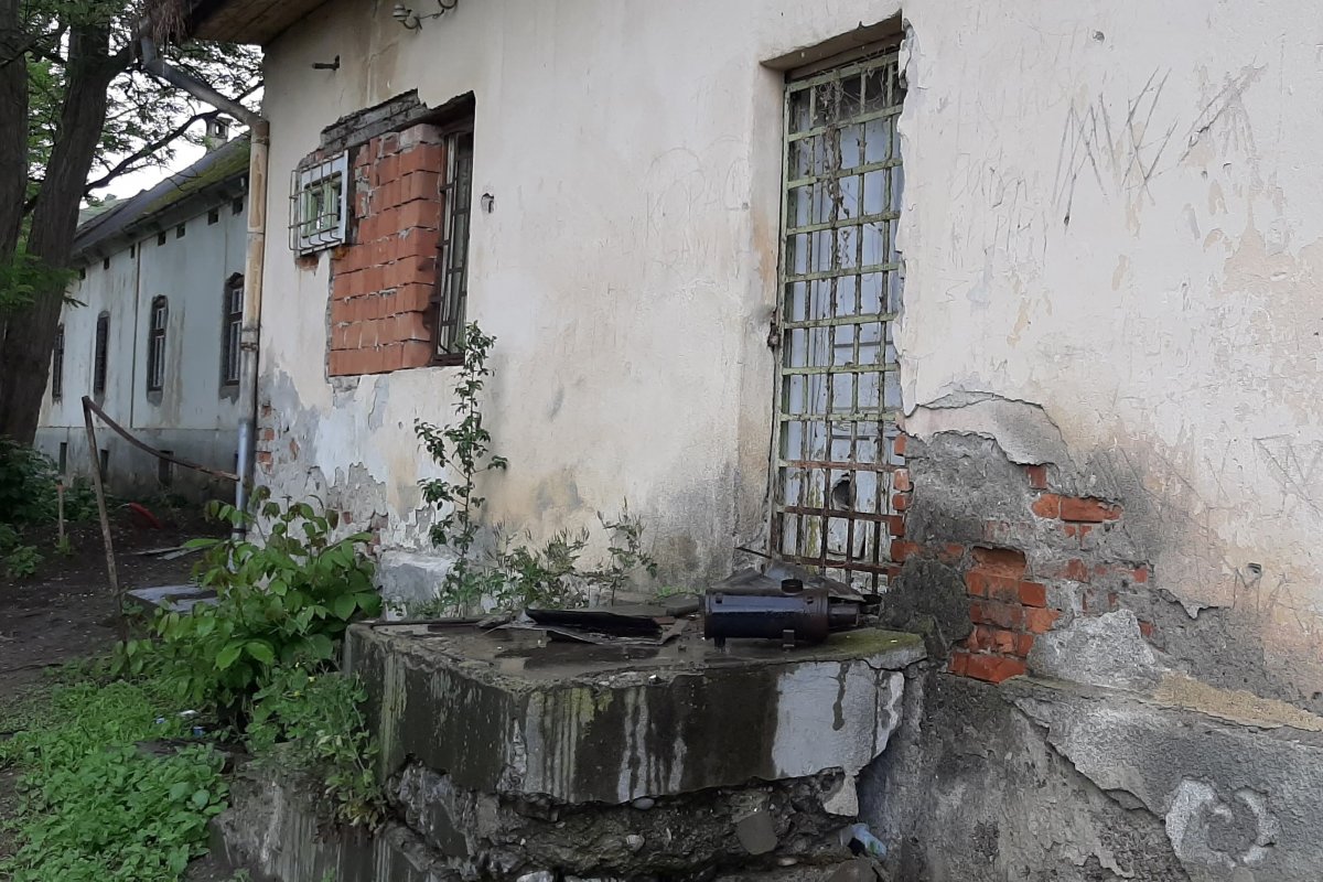 Rendkívül rossz állapotban van az épület, a szakértők szerint inkább megéri újat építeni helyette, mint felújítani &bullet;  Fotó: Erdőszentgyörgy Polgármesteri Hivatala