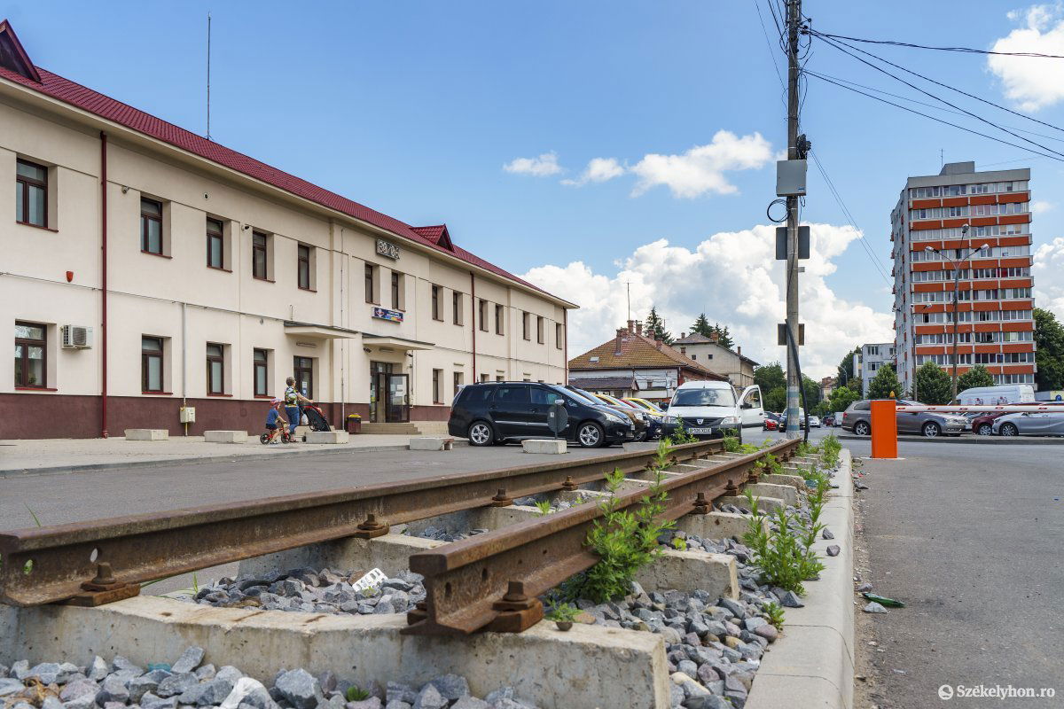 Marosvásárhelyen még megvan egy kis darab sín a nagyállomás szomszédságában •  Fotó: Haáz Vince