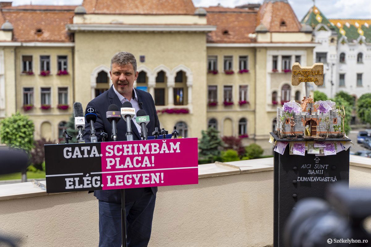 Soós Zoltán és az ellenlábasa munkásságát jelképező „várkastély” •  Fotó: Haáz Vince