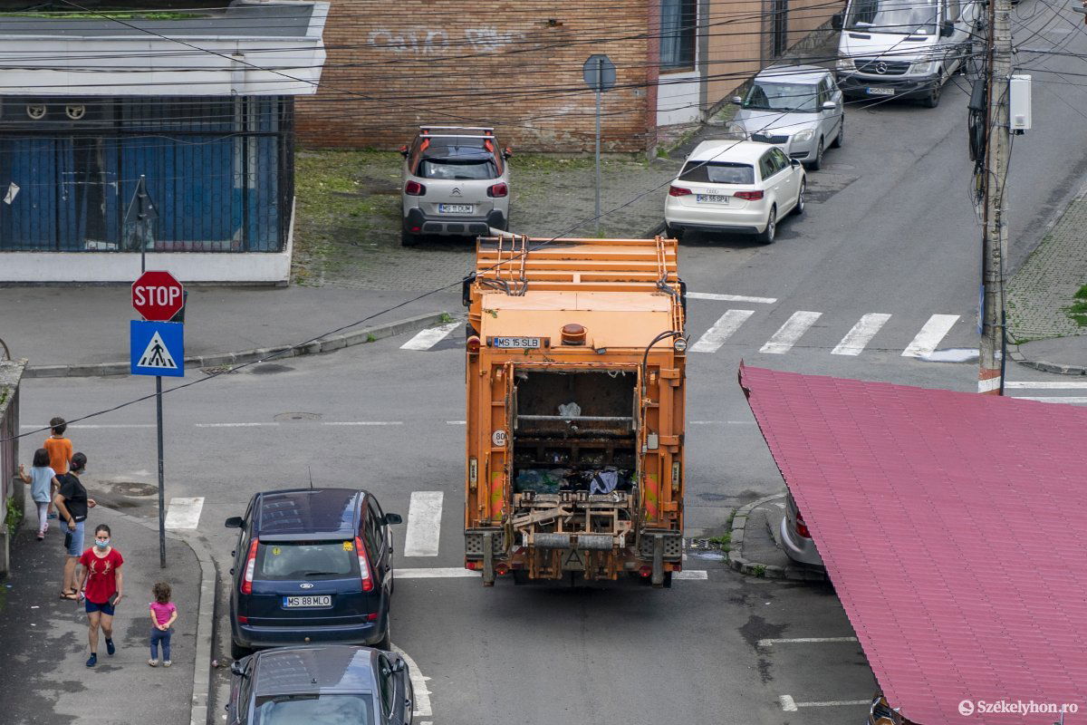 A lakók és magáncégek által termelt szemetet összeszedték, de a szolgáltatásért senki nem fizetett. Archív •  Fotó: Haáz Vince