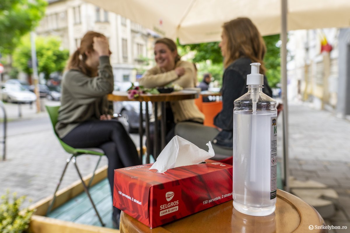 A regisztrációtól sokan idegenkednek, a vendégek adatait azonban csak az egészségügyi szakhatóság kérheti ki indokolt esetben •  Fotó: Haáz Vince