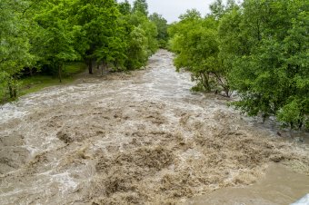 Kritikus időszak mostantól holnap délig: villámárvizek alakulhatnak ki Székelyföldön is