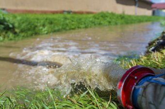 Épületeket árasztott el a víz Gyergyószentmiklóson, Csíkszeredában is megállt a víz az úton