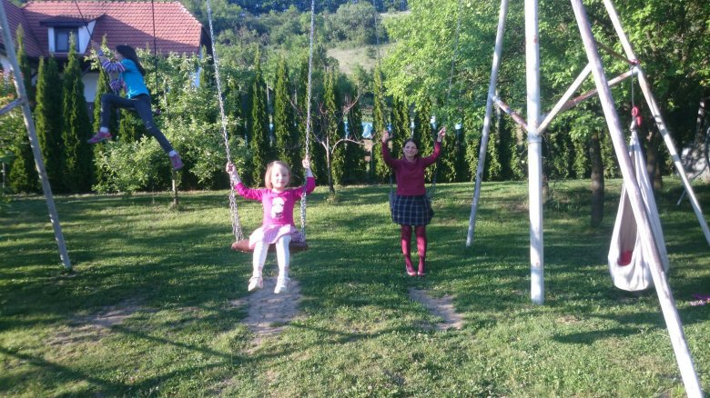 Négy méter magas hintájuk kicsit a felnőtteké is •  Fotó: Lázok Klára családi albuma