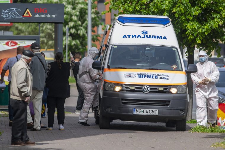 A közegészségügyi alkalmazottak és a mentősök számának növeléséről tárgyal a kormány