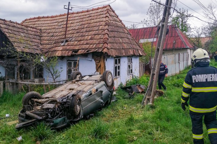 Öntudatlan állapotban szállították kórházba a felborult autó sofőrjét