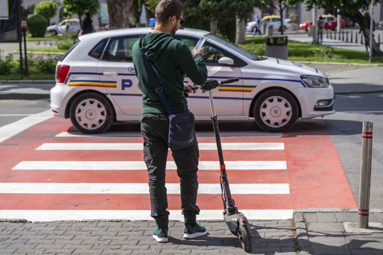 Ezeket a szabályokat kötelező betartaniuk az elektromos rollerrel közlekedőknek