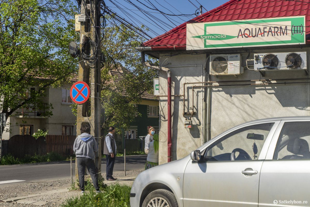 A gyógyszertárba csak egy személy mehet be, amíg azt kiszolgálják a többiek a z ajtó előtt várakoznak •  Fotó: Haáz Vince