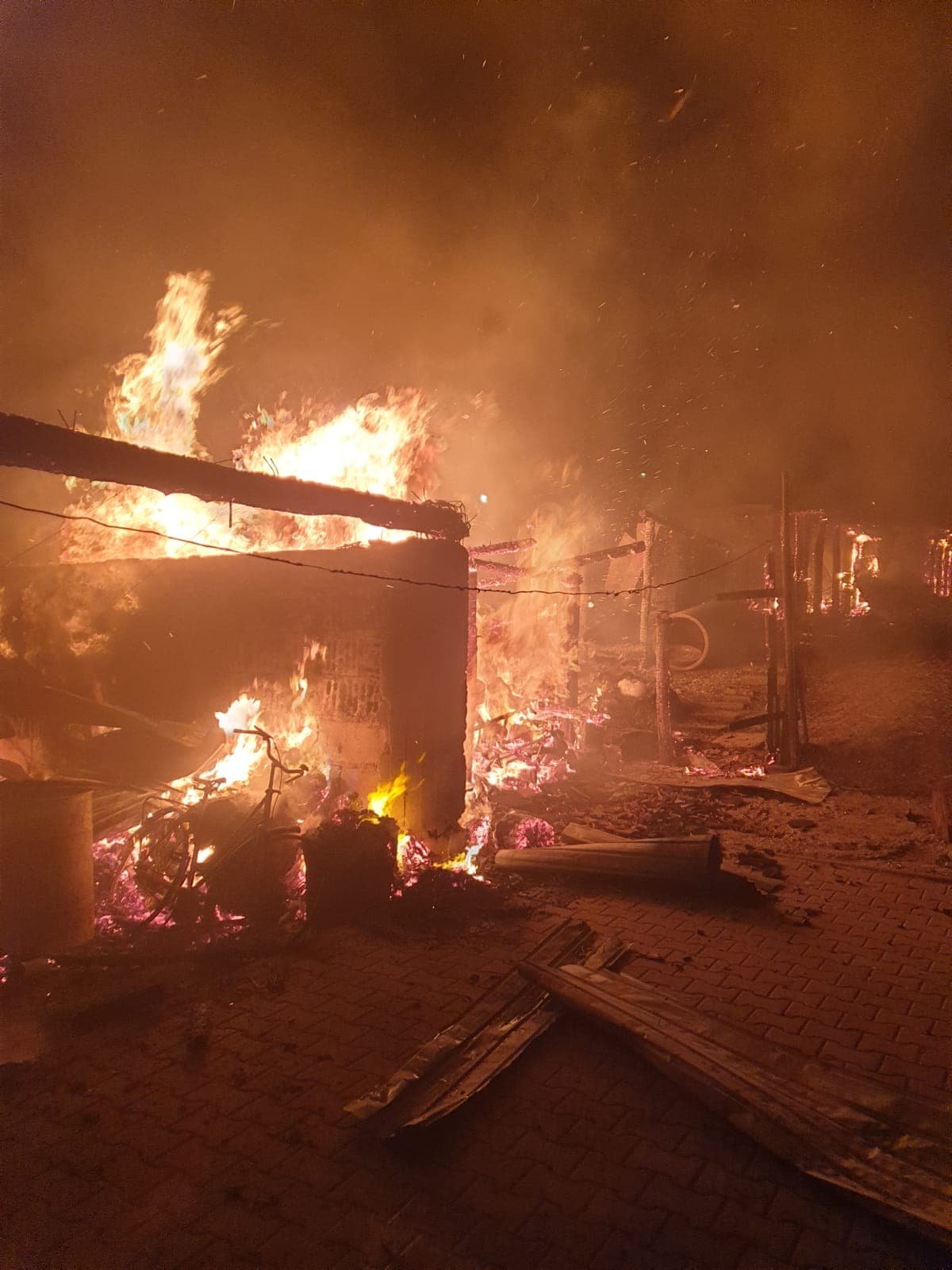 A tűz martalékává vált egy nyári konyha, négy melléképület, 15 köbméter fa és két juh is elégett Keménynagyszőlősön •  Fotó: ISU Maros megye