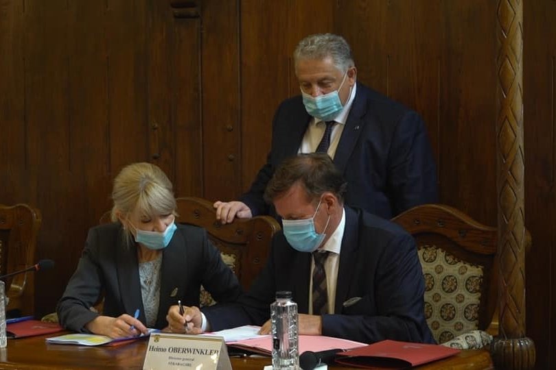 A CNAIR igazgatója, Mariana Ionita és a Strabag vezetője, Heimo Oberwinkler írta alá a szerződést •  Fotó: Maros Megyei Prefektusi Hivatal