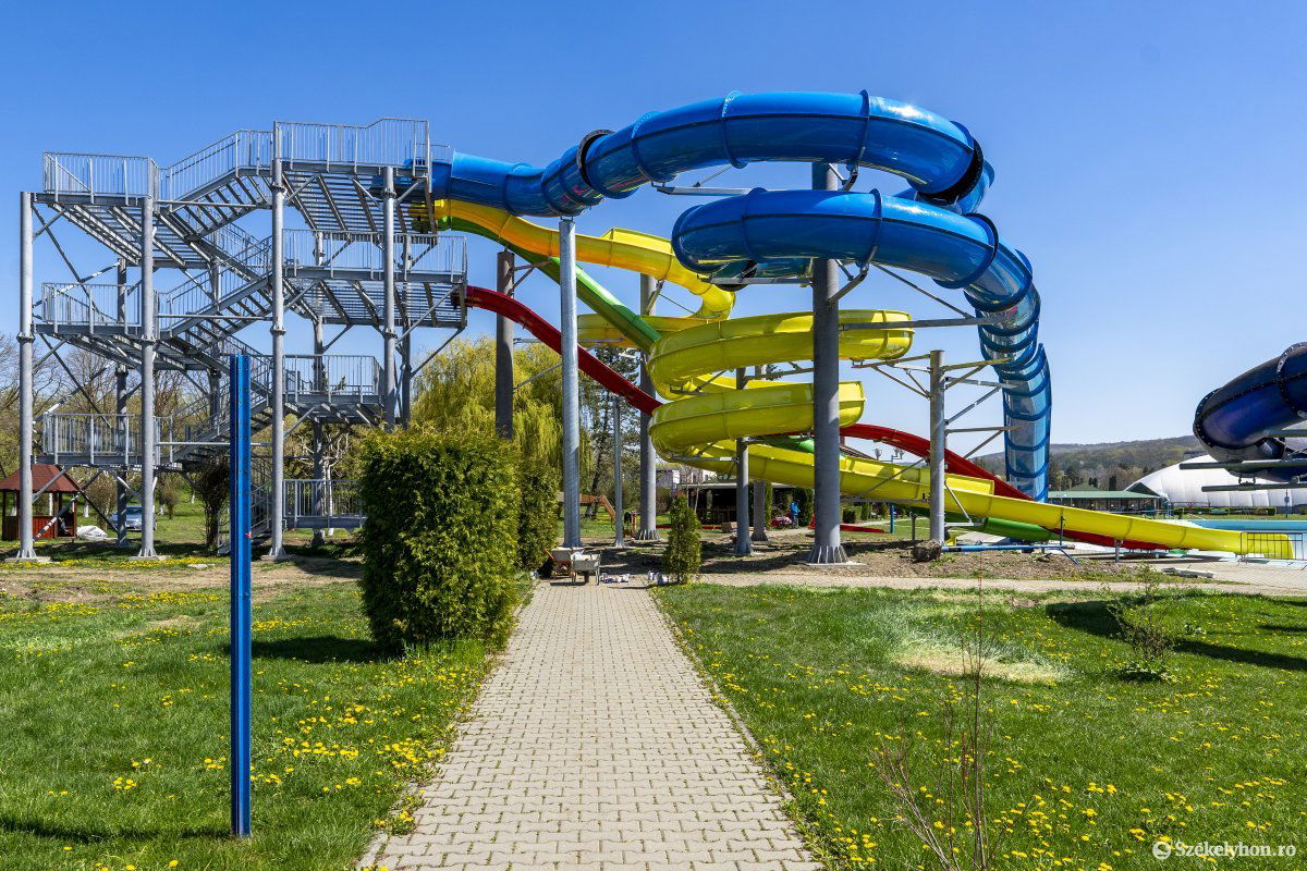 Az elkészült vízi csúszdák nem használhatók, ugyanis a polgármesteri hivatal nem fizette ki az építőnek &bullet;  Fotó: Haáz Vince