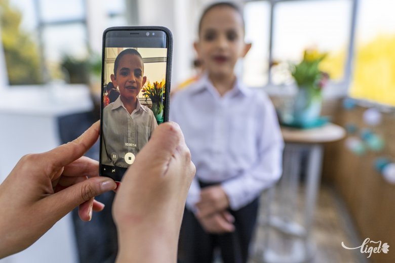 Videóüzenetben locsolkodik majd sok erdélyi kisfiú •  Fotó: Haáz Vince