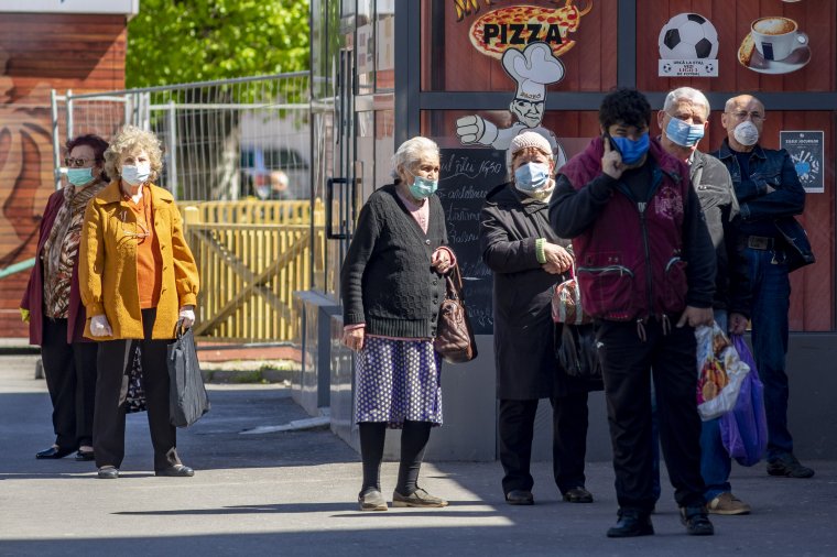 Enyhítés: hosszabb időintervallumban, naponta kétszer is kijárhatnak az idősek