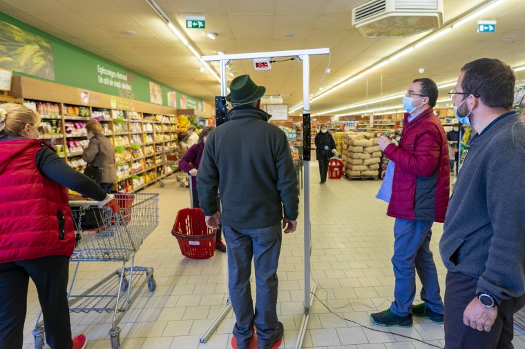 Megosztó áltémának tartja Raed Arafat a kötelező lázméréssel kapcsolatos aggályokat