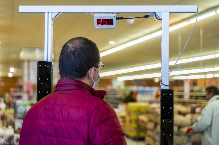 Egészségügyi szűrést vezethetnek be az iskolákban és munkahelyeken a korlátozások lazítása után