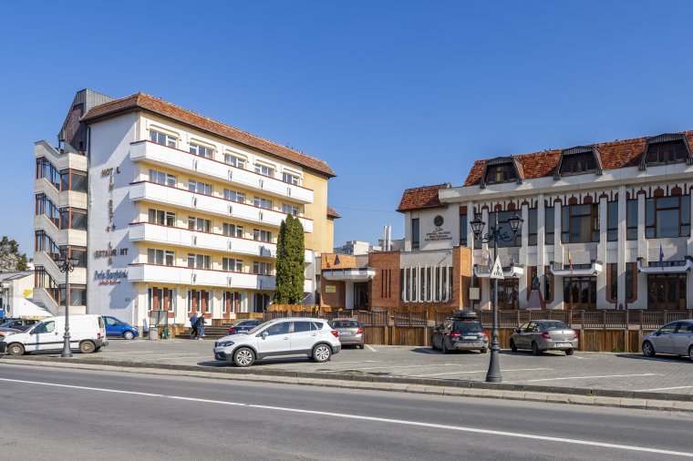 Nem a szállodára, igen a művészetre