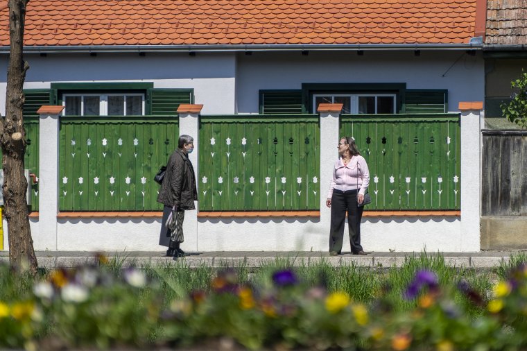 Rég várt enyhítés: május 15-től nem kell maszkot viselni szellős közterületen